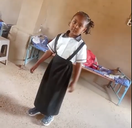 الطالبة مي محمد ناصر في زي المدرسة